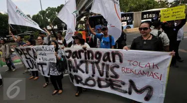 Massa yang tergabung dalam Jaringan Aktivis Pro-Demokrasi melakukan unjuk rasa di depan kantor Kemenko Maritim, Jakarta, Jumat (16/9). Mereka mendesak Pemerintah menghentikan proyek reklamasi Teluk Jakarta dan Teluk Benoa Bali. (Liputan6.com/Johan Tallo)