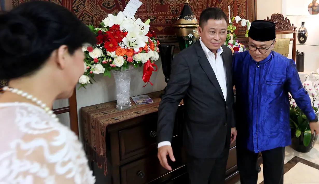 Ketua MPR Zulkifli Hasan berbincang dengan Ignasius Jonan saat open house Idul Fitri di rumah dinas Ketua MPR di Jakarta (25/6). Open house ini menjadi ajang silaturahmi bertemu dengan tokoh, menteri dan juga warga. (Liputan6.com/Johan Tallo)