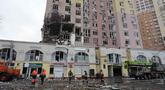 Tim penyelamat bekerja di lokasi bangunan yang rusak akibat serangan Rusia di Kyiv, Ukraina, Sabtu, 27 Desember 2025. Sejak Sabtu 27 Desember 2025 dini hari waktu setempat, ibu kota Ukraina, Kyiv, berada di bawah serangan besar-besaran Rusia. (AP Photo/Efrem Lukatsky)