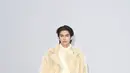 Bright tampil mewah dengan mantel bulu krem tebal, dipadukan sweater turtleneck senada dan celana kulit hitam. [dok. Burberry]