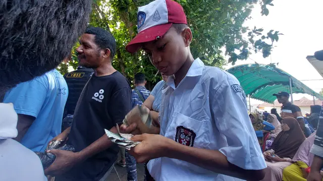 Lebih dari 10 anak berseragam Sekolah Dasar (SD) turut mengantre Layanan Penukaran Uang Rupiah