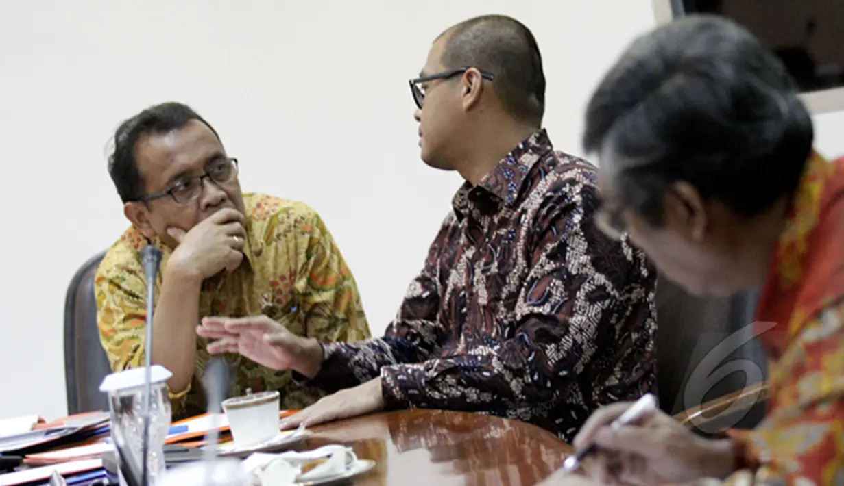 Mensesneg, Praktikno (kiri) berbincang dengan Andi Widjajanto saat rapat terbatas bersama Presiden Joko Widodo di Komplek Istana Kepresidenan, Jakarta (27/2/2015). Rapat membahas tentang keluhan masyarakat mengenai biaya BPJS. (Liputan6.com/Faizal Fanani)