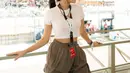 Penampilan Fuji nggak kalah kece. Ia mengenakan crop top warna putih yang dipadukan dengan jogger pants warna abu-abu yang memberi kesan sporty casual. [@azizahsalsha_/@fuji_an]