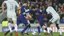 Bintang Barcelona, Lionel Messi, berusaha melewati kepungan pemain Chelsea pada laga Liga Champions di Stadion Camp Nou, Barcelona, Rabu (14/3/2018). Menang 3-0, Barcelona lolos dengan agregat 4-1 atas Chelsea. (AFP/Pau Barrena)