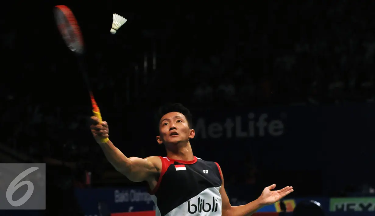 Tunggal putera Indonesia, Ihsan Maulana Mustofa mengembalikan bola ke arah pebulutangkis Inggris, Rajiv Ouseph di perempat final BCA Indonesia Open 2016, Jakarta, Jumat (3/6/2016). Ihsan unggul 17-21. 21-12, 21-12. (Liputan6.com/Helmi Fithriansyah)