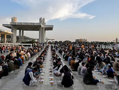 Umat Muslim menunggu waktu berbuka puasa selama bulan suci Ramadan di Masjid Faisal, Islamabad, Pakistan pada 16 Maret 2025. (Aamir Qureshi/AFP)