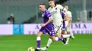 Pemain Fiorentina, Franck Ribery, berusaha melewati pemain AS Roma, Gianluca Mancini, pada laga Liga Italia di Stadion Artemio Franchi, Rabu (3/3/2021). AS Roma menang dengan skor 2-1. (Jennifer Lorenzini/LaPresse via AP)