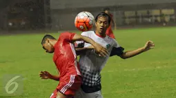 Gelandang DKI Jakarta, Noldi Saputra (kiri) berebut bola dengan pemain Bali saat laga penyisihan Grup A PON XIX di Stadion Pakansari, Bogor, Rabu (14/9/2016). DKI Jakarta dan Bali bermain imbang 1-1. (Liputan6.com/Helmi Fithriansyah)