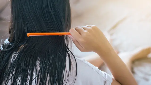 Rambut Jadi Lepek karena Sering Kehujanan? Intip Beauty Hacks biar Tampilan Tetap On Point