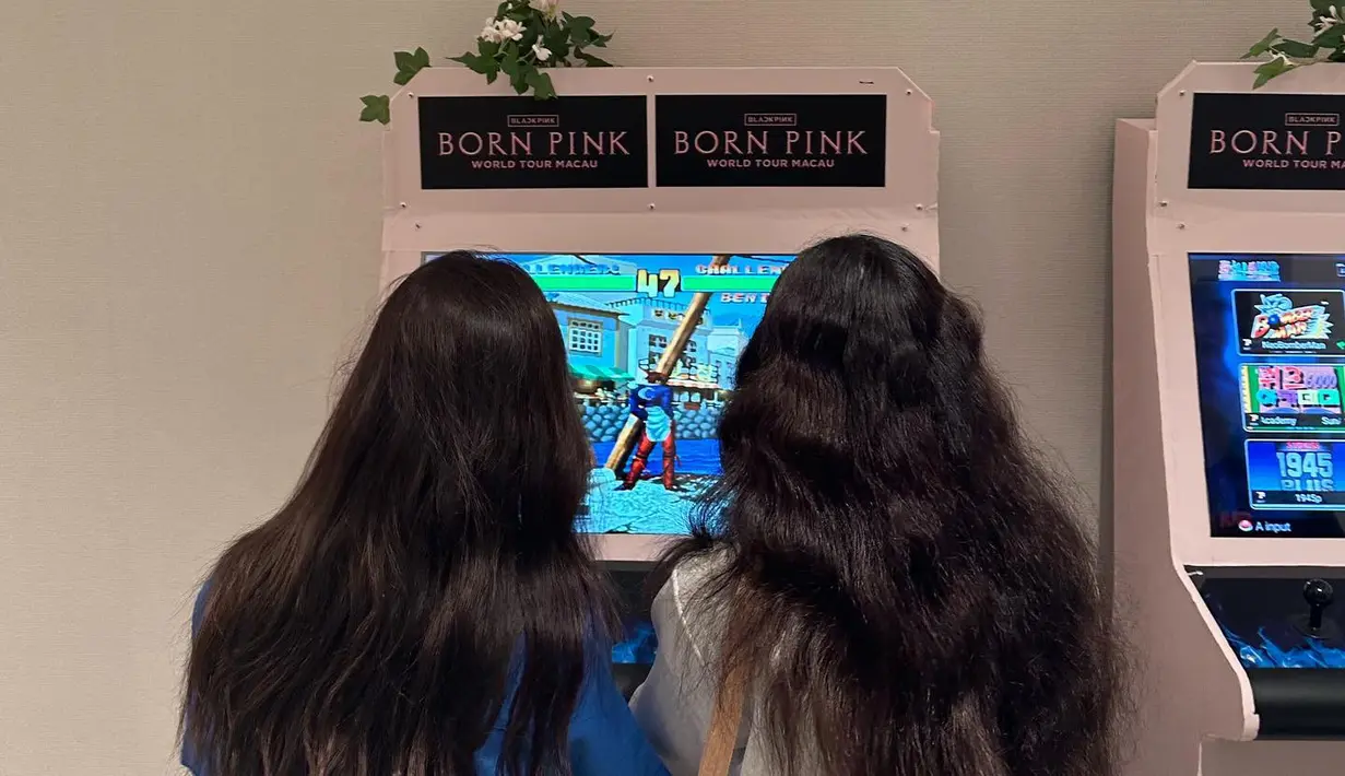 Jisoo dan Jennie Blackpink sempat bermain game bersama. Ini adalah foto mereka dari belakang yang sama-sama menampilkan rambut bergelombang. Lucu ya! (Foto: Instagram/ jennierubyjane)