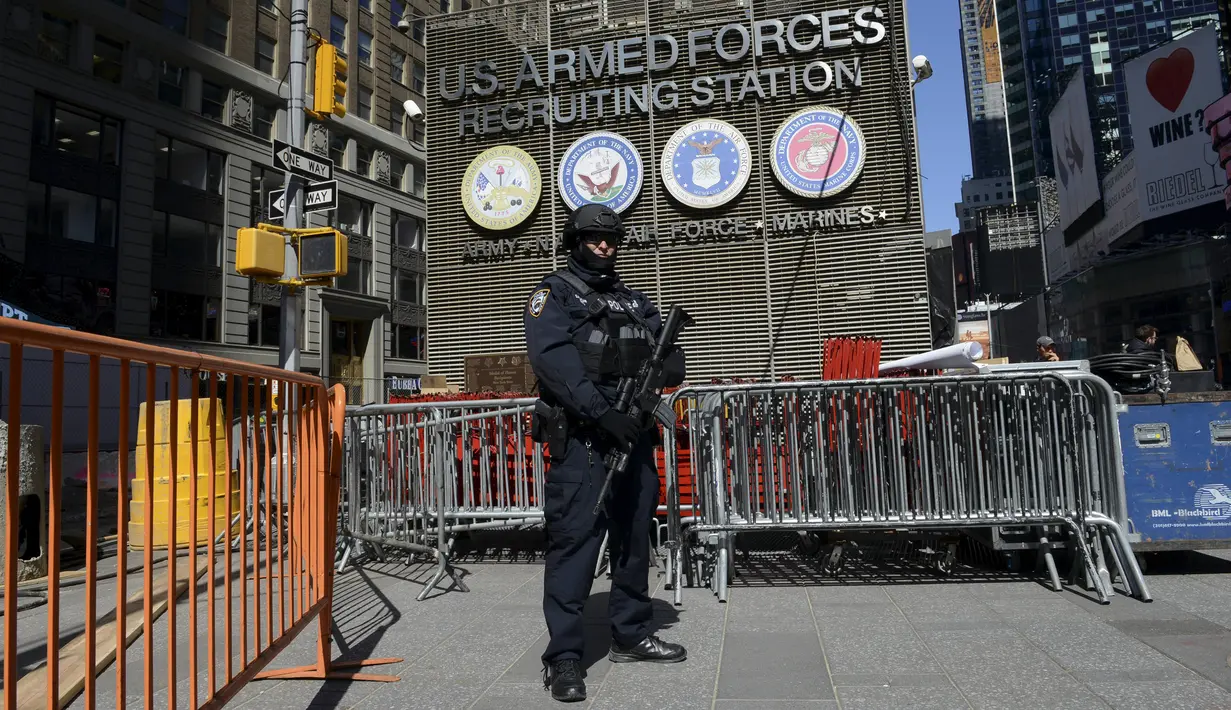Petugas bersenjata lengkap melakukan penjagaan di Times Square di Manhattan, New York, Selasa (22/3). Pasca serangan teror di Brussels, pihak keamanan AS meningkatkan pengamanan di bandara, stasiun kereta dan tempat vital lainnya (REUTERS/Stephanie Keith)