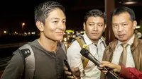 Rio Haryanto, menyempatkan diri untuk menjawab pertanyaan dari wartawan yang sudah menunggunya di bandara. (Bola.com/Vitalis Yogi Trisna)
