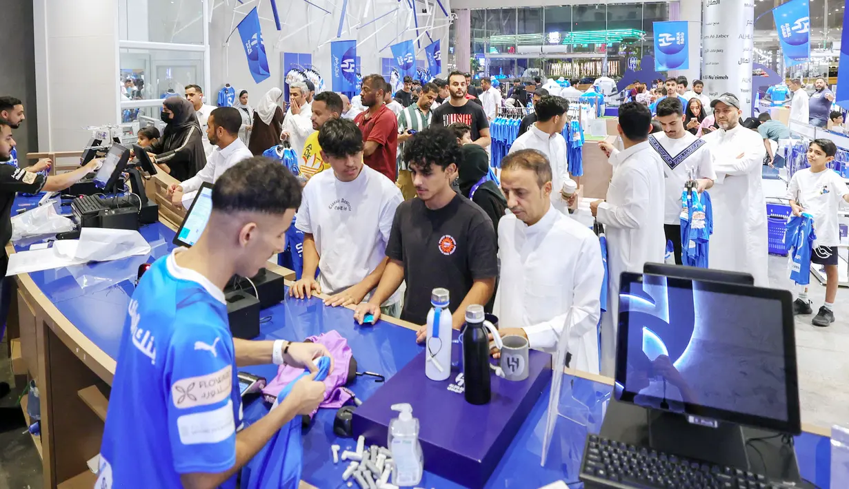Suasana Fans mengantri saat memburu jersey Al Hilal bertuliskan nama Neymar di toko resmi klub di Riyadh, Selasa (15/8/2023). (Photo by Fayez Nureldine / AFP)