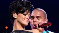 Chris Brown dan Rihanna [foto: mirror]