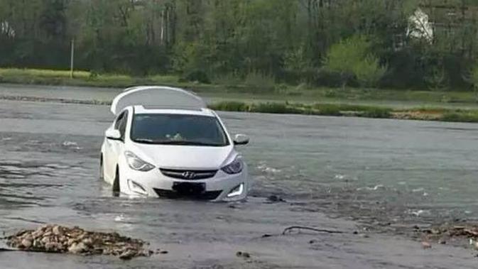 Gara-gara GPS mobil tersasar hingga berakhir di tengah sungai. (Shanghaiist)