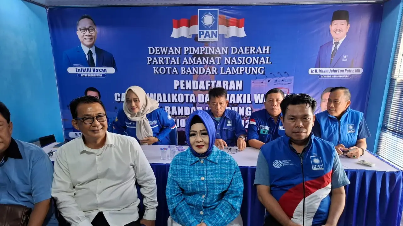 Eks Kadiskes Lampung, Reihana diwawancarai wartawan usai mengembalikan berkas penjaringan calon walikota ke DPD PAN Bandar Lampung. Foto (Liputan6.com/Ardi)