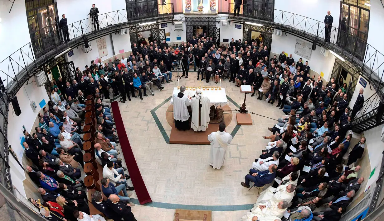 Suasana saat Paus Fransiskus memimpin misa selama kunjungannya ke pusat penahanan Regina Coeli di Roma, Italia, Kamis (29/3). Ritual yang dilakukan sebelum Paskah ini untuk menekankan bahwa seorang Paus harus melayani masyarakat. (Vatican Media via AP)