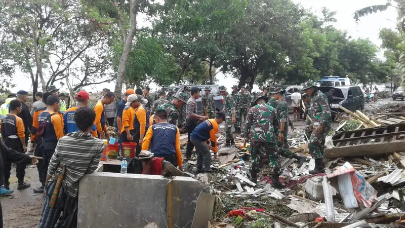 Personel gabungan di lokasi terdampak tsunami di Selat Sunda.