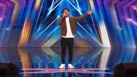 Penyanyi Cakra Khan mengikuti audisi America's  Got Talent 2023. Penyanyi kelahiran Pangandaran 31 tahun silam itu tampil spektakuler. Berhasil  membuat semua penonton dan juri. Sebelumnya, penampilannya sempat distop oleh Simon Cowell. [Youtube/America's Got Talent]