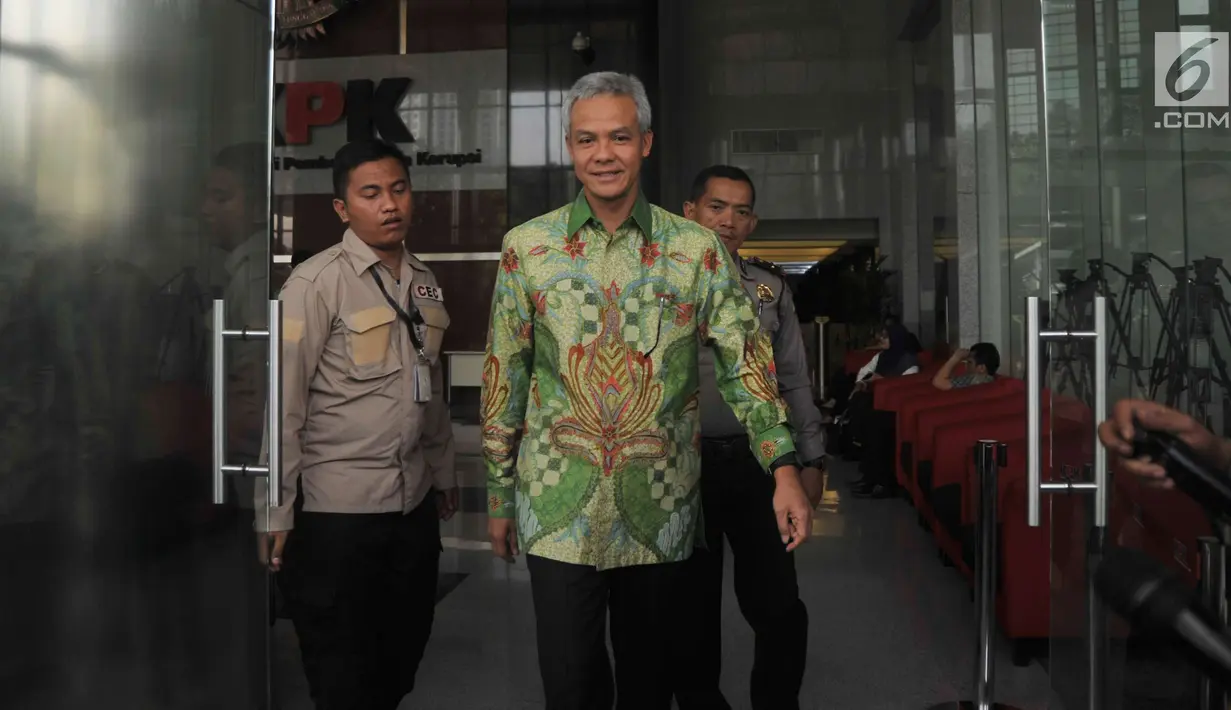Gubernur Jawa Tengah Ganjar Pranowo berjalan keluar usai diperiksa di gedung KPK, Jakarta, Selasa (4/7). Mantan Wakil Ketua Komisi II DPR itu diperiksa sebagai saksi untuk kasus dugaan korupsi proyek pengadaan e-KTP. (Liputan6.com/Helmi Afandi)