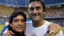 (27/12/2008) - Diego Maradona (kiri) berfoto dengan mantan pemain Timnas Cile, Enzo Francescoli dalam acara pertandingan amal "To the Playing Field for a smile" yang diselenggarakan oleh PUPI Foundation di Boca Junior Stadium, Buenos Aires, Argentina. (AFP/Alejandro Pagni)