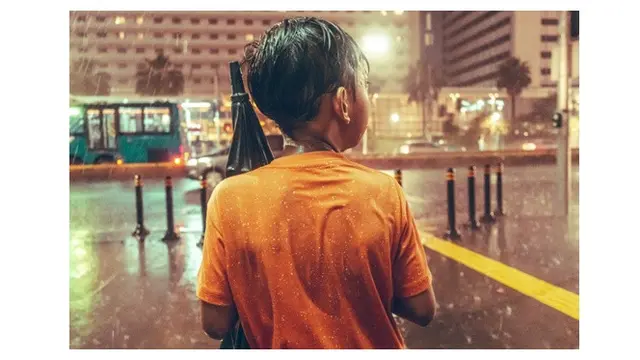 Potret Lelaki Kecil Pengojek Payung