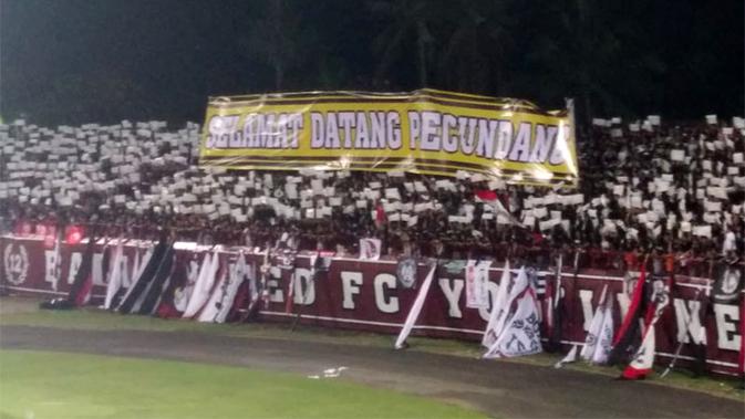 Spanduk kontroversial yang ditujukan untuk tim tamu menghiasi Stadion I Wayan Dipta, Gianyar, saat Bali United menjamu Bhayangkara FC, Sabtu (22/7/2018). (Bola.com/Istimewa)