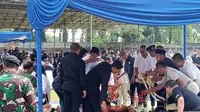 Suasana haru menyelimuti keluarga besar Kepala Staf Kepresidenan RI Moeldoko, di pemakaman sang istri, almarhumah Koesni Harningsih, di Taman Makam Pahlawan (TMP) Bahagia, Tangerang Selatan, Minggu siang (12/3/2023). (Dok. Liputan6.com/Pramita Tristiawati)