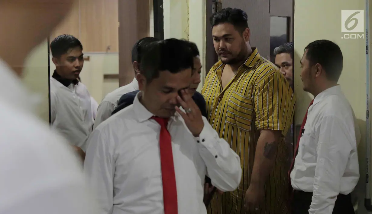 Desainer dan pembawa acara, Ivan Gunawan memenuhi panggilan polisi di Polres Metro Jakarta Barat, Kamis (17/1). Ivan Gunawan menjalani pemeriksaan terkait kasus narkoba yang menjerat asistennya berinisial AJA. (Muhammad Akrom Sukarya/Kapan Lagi)