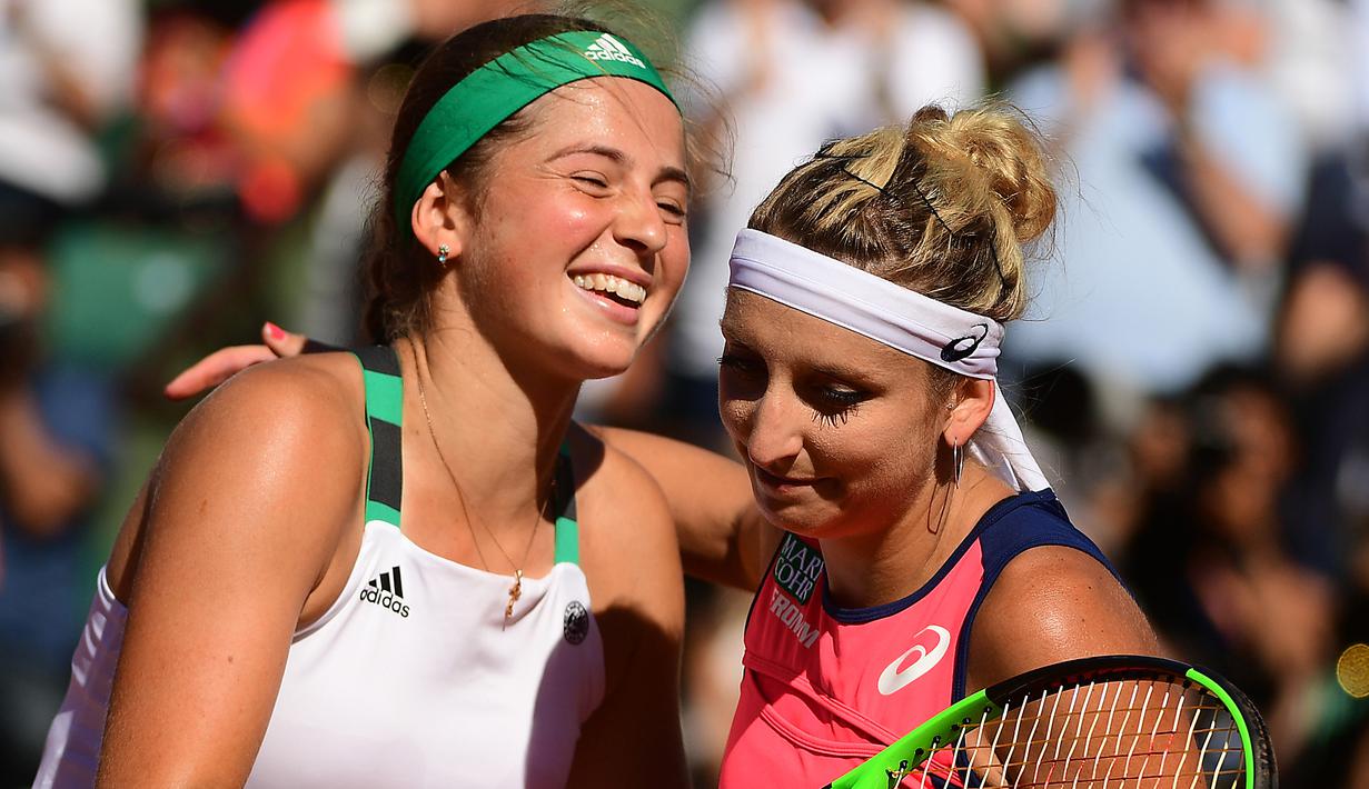Petenis putri Latvia, Jelena Ostapenko, usai pertandingan melawan petenis Swiss, Timea Bacsinszky di semifinal Prancis Terbuka di Roland Garros, Paris Jumat (9/6/2017). Jelena Ostapenko menang dengan skor 7-6(4), 3-6, 6-3. (EPA/Caroline Blumberg)