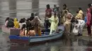 <p>Keluarga-keluarga menaiki perahu di titik piknik untuk merayakan hari raya Idul Fitri, di penghujung bulan puasa Ramadhan, di Lahore, Pakistan, Rabu, 4 Mei 2022. (AP Photo/K.M. Chaudary)</p>