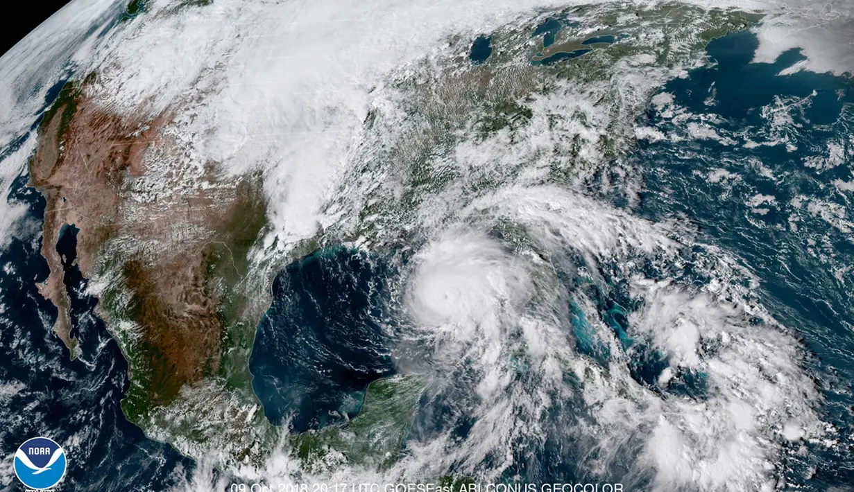 Citra satelit dari NOAA menunjukkan Hurricane Michael (tengah) mendekati daratan Amerika Serikat pada Selasa (9/10). Hantaman Badai Michael disebut sebagai salah satu yang paling dahsyat melanda wilayah barat laut negara bagian Florida, AS. (NOAA via AP)