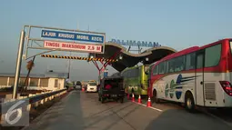 Suasana gerbang Tol Palimanan, Jawa Barat, Senin (13/7/2015). Menjelang H-4 Lebaran, arus lalu lintas di Tol Cipali terlihat lancar. (Liputan6.com/Herman Zakharia)