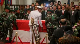 Sejumlah prajurit TNI meletakan peti jenazah Dubes RI untuk Pakistan, Burhan Muhammad di Gedung Pancasila Kemenlu, Jakarta, Selasa (19/5/2015). Burhan wafat setelah menjalani perawatan akibat kecelakan helikopter di Pakistan. (Liputan6.com/Faizal Fanani)