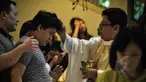 Anak berkebutuhan khusus atau penyandang difabel melakukan misa Paskah didampingi  keluarga di Gereja Santo Ignatius, Jakarta, Minggu (5/4). Misa hari ini diperuntukan bagi anak difabel agar menjalani ibadah dengan kushuk. (Liputan6.com/Faizal Fanani)