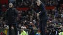 Ekspresi pelatih Sunderland, David Moyes dan pelatih Manchester United, Jose Mourinho saat menemani timnya berlaga pada lanjutan Premier League di Old Trafford Stadium, (26/12/2016). (Reuters/Phil Noble) 