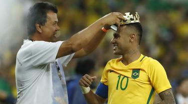 Neymar mendapat hadiah mahkota layaknya seorang raja usai mencetak gol lewat penalty saat final melawan Jerman di Stadion Maracana, Rio de Janeiro, (21/8/2016) dini hari WIB. (AFP/Odd Andersen)