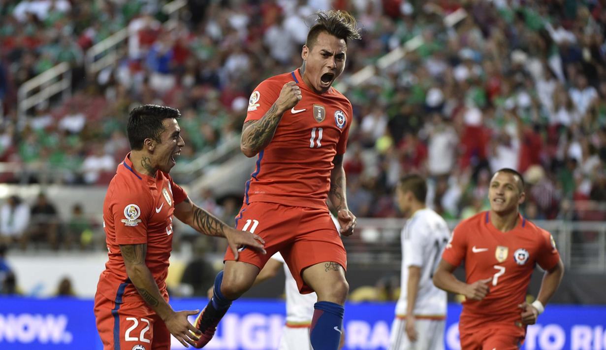 Eduardo Vargas mencetak 4 gol saat Cile melumat Meksiko 7-0 dalam perempat final Copa America Centenario 2016 di Stadion Levis, Santa Clara, AS, Minggu (19/6/2016). (AFP/Omar Torres)