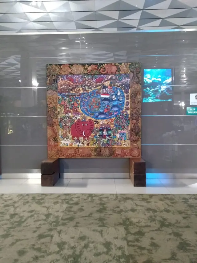 Terminal 3 Bandara Soekarno-Hatta, Tangerang, menampilkan karya pelukis kelas dunia, Erica Hestu Wahyuni. Dok AP 2