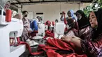 Warga mengikuti pelatihan tata busana di Ruang Publik Terpadu Ramah Anak (RPTRA) Borobudur, Menteng, Jakarta Pusat, Rabu (9/11/2022). Sudin Perindustrian, Perdagangan, Koperasi Usaha Kecil dan Menengah (PPKUM) Jakarta Pusat bekerja sama dengan sekolah tata busana menggelar pelatihan kriya yang dikhusukan untuk kaum perempuan. (merdeka.com/Iqbal S Nugroho)