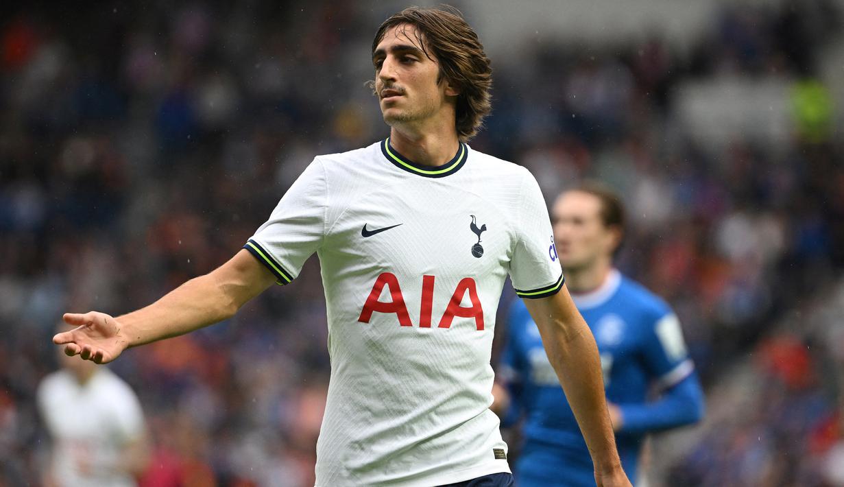 Striker Tottenham Hotspur, Bryan Gil saat menghadapi Glasgow Rangers pada laga Pramusim 2022/2023 di Ibrox Stadium, Glasgow (23/7/2022). Bryan Gil didatangkan Tottenham Hotspur dari Sevilla pada awal musim 2021/2022. Gagal menembus skuad utama, ia sempat dipinjamkan ke Valencia dan Sevilla masing-masing selama setengah musim pada 2021/2022 dan 2022/2023. Hingga kini ia baru bermain dalam 31 laga di semua ajang untuk Spurs. (AFP/Andy Buchanan)