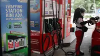 Petugas SPBU melayani pengendara mobil di Stasiun Pengisian Kendaraan Listrik Umum (SPKLU) dan Battery Swapping Station SPBU Pertamina, MT. Haryono, Jakarta, Senin (7/11/2022). Sejak pemerintah resmi menaikkan harga BBM mulai dari pertalite, solar dan pertamax, kendaraan bermotor listrik berbasis baterai (KBLBB) sebagai alternatif kendaraan kembali ramai dibicarakan. (Liputan6.com/Herman Zakharia)