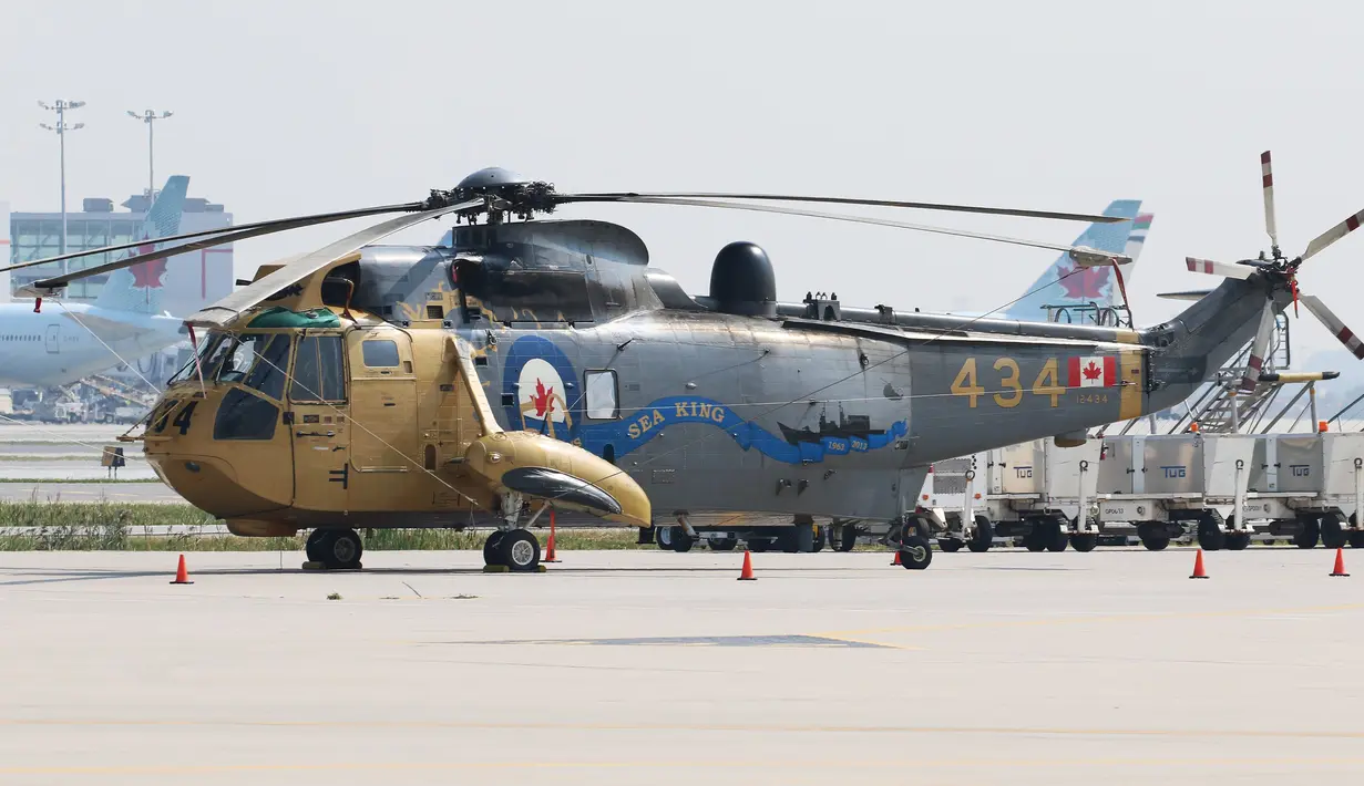 Helikopter CH124 Sea King saat berada di landasan pacu untuk mengikuti Canadian International Air Show, Bandara Pearson di Toronto, Ontario,  Kamis (3/9/2015).  Acara ini adalah sebuah pertunjukan udara tahunan yang ada sejak 1949.  (REUTERS/Louis Nastro)