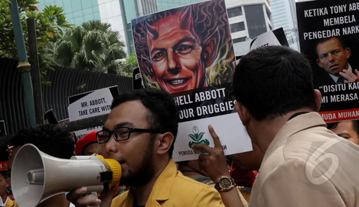 Seorang Demonstran berorasi saat menggelar aksi demo di depan Kedubes Australia, Jakarta, Rabu (25/2/2015). Massa memprotes pernyataan Tony Abbott terkait dua terpidana mati Andrew Chan dan Myuran Sukumaran. (Liputan6.com/JohanTallo)