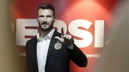 Pemain baru Persija Jakarta, Marco Motta, berpose usai diperkenalkan di Kantor Persija, Kuningan, Jakarta, Senin, (3/2/2020). Mantan pemain Juventus dan AS Roma ini akan menjadi andalan di lini pertahanan Macan Kemayoran musim depan. (Bola.com/M Iqbal Ichsan)