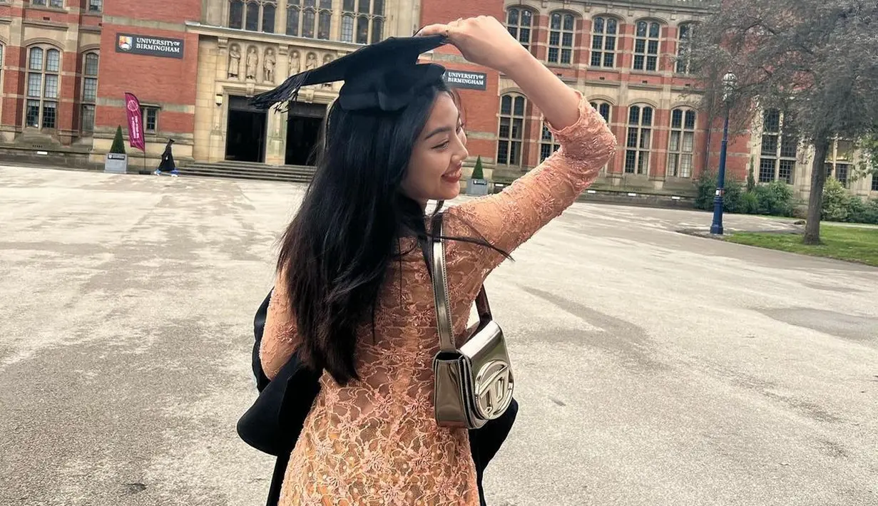 Penyanyi muda itu lulus dari kampus ternama di Inggris, University of Birmingham. Bimbim dan istri terbang ke Inggris untuk hadiri wisuda Mezzaluna.