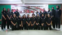 Pengurus PBVSI, Pemain, dan Pelatih Timnas Voli Putri Indonesia berfoto bersama saat acara pelepasan Timnas Voli Indonesia untuk SEA Games 2023 di Padepokan Voli Jenderal Polisi Kunarto, Sentul, Sabtu (29/04/2023). (Bola.com/Bagaskara Lazuardi)