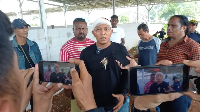 Heri Zaenal Effendi saat menjelaskan terkait penyerangan yang dialaminya oleh OTK di Pasar Kambing, Cimanggis, Depok.