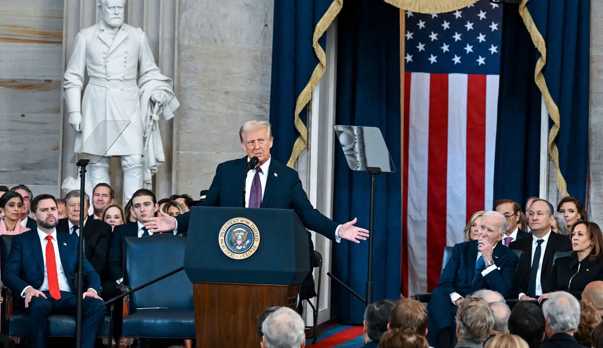 Setelah resmi menjabat sebagai Presiden Amerika Serikat, Donald Trump langsung menyampaikan pidato pertamanya usai pelantikan. (Kenny HOLSTON/POOL/AFP)