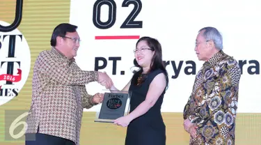  Director PT Surya Citra Media Tbk (SCM) Rusmiyati Djajaseputra (tengah) mewakili SCM saat mendapatkan penghargaan 50 perusahan terbaik "Best Of The Best Award" dari Forbes Indonesia di Jakarta, Kamis (20/10). (Liputan6.com/Angga Yuniar)